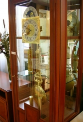 Витрина Stradivari с часами Киев